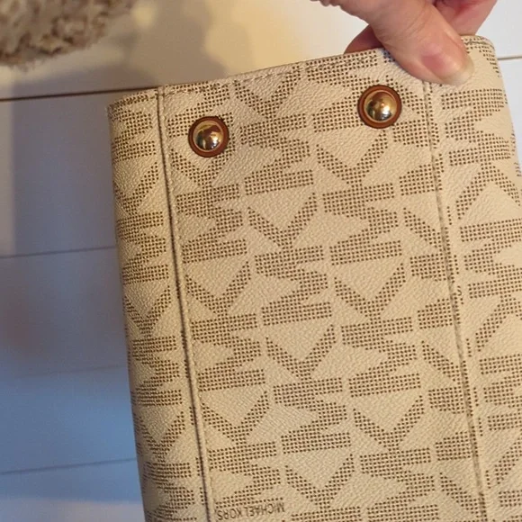 Large Michael Kors hand bag. - Picture 7 of 9